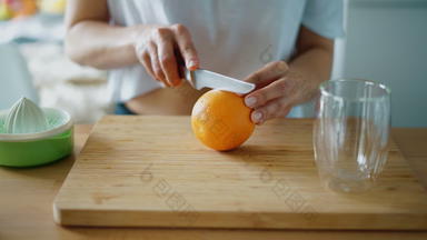 切割橙色水果挤压新鲜的汁关闭<strong>女手</strong>